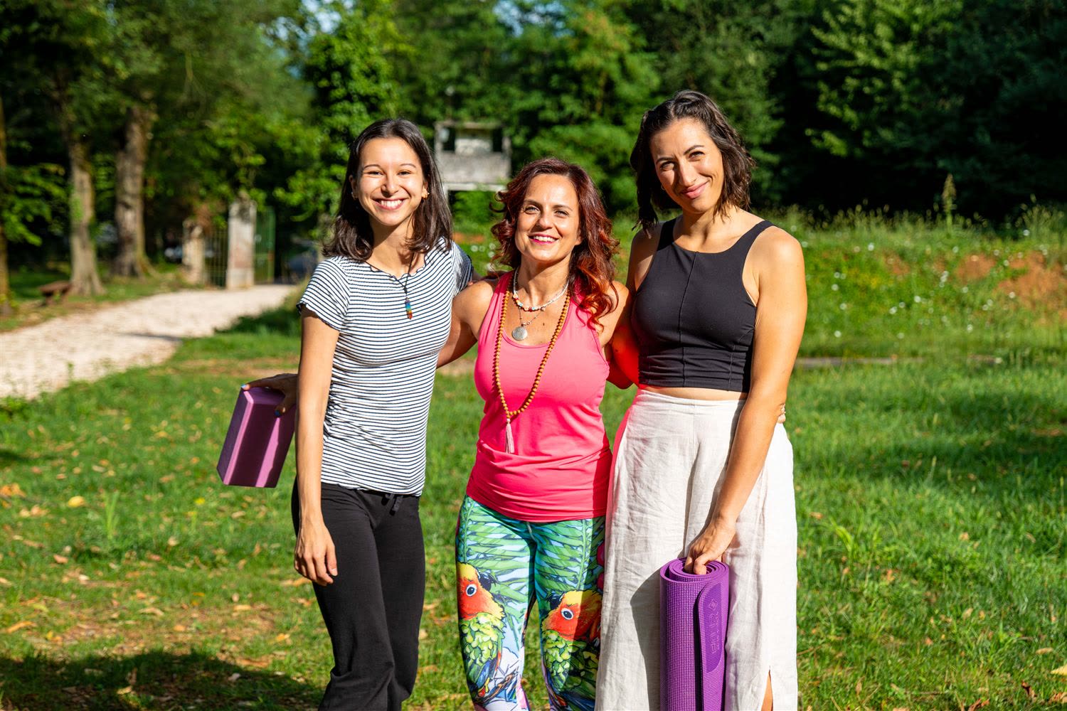 Le tre insegnanti di Movimento nel Bosco nel parco, con tappetino e mattoncino da yoga