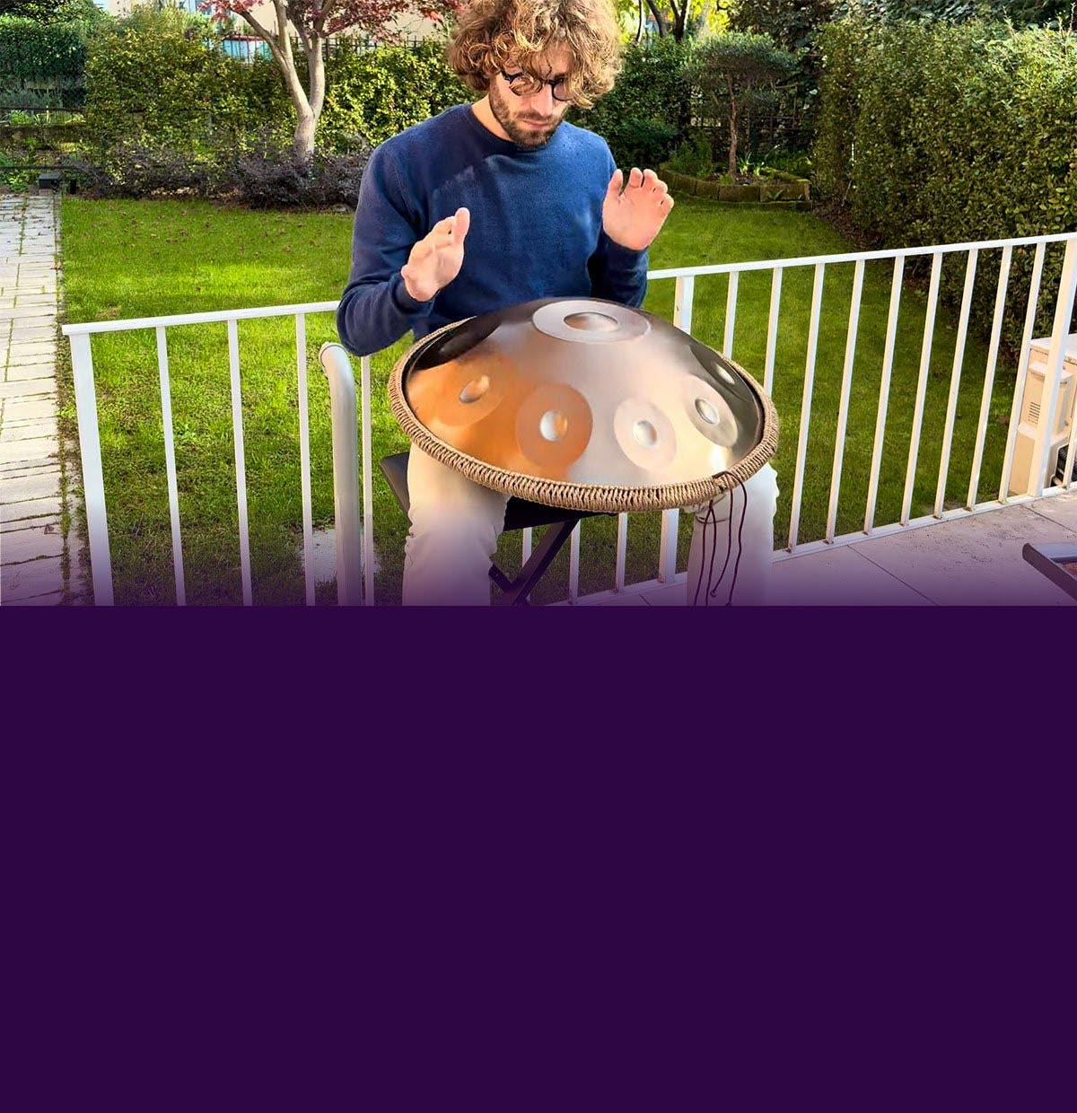 Michele Frosio suona l'handpan durante un bagno sonoro