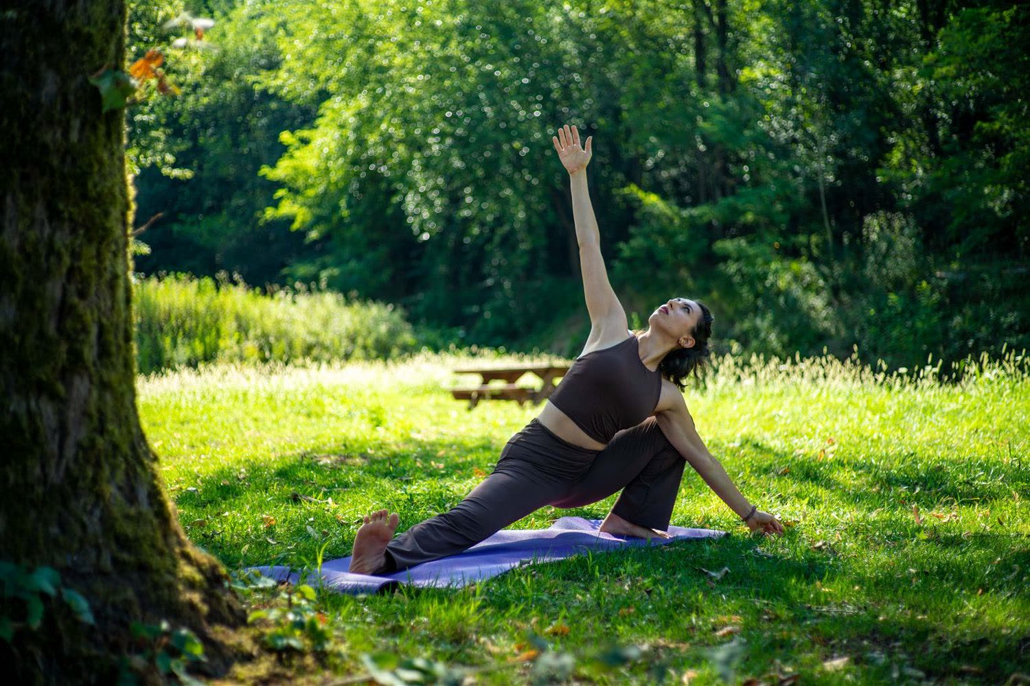 Pratica di yoga sul tappetino, immersa nel verde di Mompiano